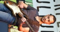 Gitarrist vor Banner des Sommerfestivals, Quelle: DTF