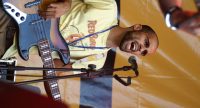 Bassist vor Banner des Sommerfestivals, Quelle: DTF