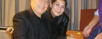 Livaneli gibt junger Frau ein AUtogramm