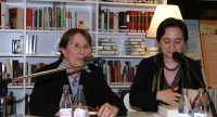 zwei sitzende Frauen am Podium vor einem Bücherregal, Quelle: DTF