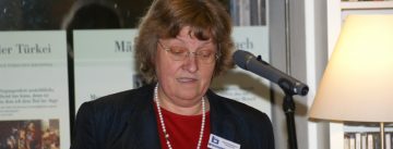 sprechende Frau am Rednerpult