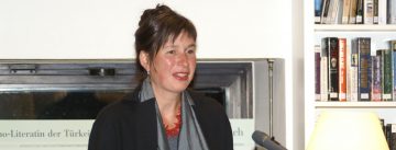 sprechende Frau am Rednerpult