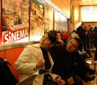 sitzende Menschen vor Wand mit Filmpostern, Quelle: DTF