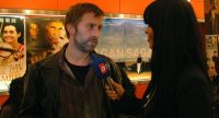 Mann in grauem Hemd führt Interview fürs TV, Quelle: DTF