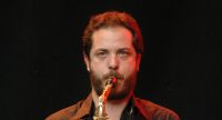 Saxophonist schaut starr in Richtung Publikum, Quelle: DTF