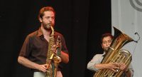 Saxophonist und Tuba-Spieler nebeneinander auf der Bühne, Quelle: DTF