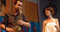 Saxophonist und Sängerin nebeneinander, Quelle: DTF