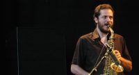 Saxophonist lächelt leicht, Quelle: DTF