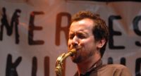 Saxophonist vor Banner des Sommerfestivals, Quelle: DTF