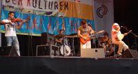 Band auf der Bühne vor Banner des Sommerfestivals, Quelle: DTF