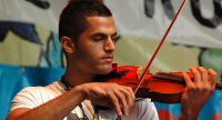 Violinist vor Banner des Sommerfestivals, Quelle: DTF