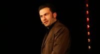Fatih Cevikkollu gestikulierend auf der Bühne, Quelle: DTF