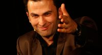 Fatih Cevikkollu gestikulierend auf der Bühne, Quelle: DTF