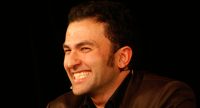 Fatih Cevikkollu gestikulierend auf der Bühne, Quelle: DTF