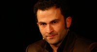 Fatih Cevikkollu gestikulierend auf der Bühne, Quelle: DTF