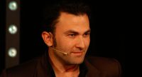 Fatih Cevikkollu gestikulierend auf der Bühne, Quelle: DTF