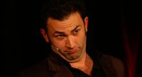Fatih Cevikkollu gestikulierend auf der Bühne, Quelle: DTF