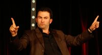 Fatih Cevikkollu gestikulierend auf der Bühne, Quelle: DTF