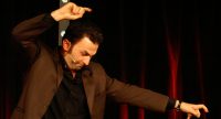 Fatih Cevikkollu gestikulierend auf der Bühne, Quelle: DTF