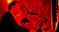 Musiker auf rot beleuchteter Bühne, Quelle: DTF