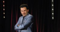 Fatih Cevikkollu gestikulierend auf der Bühne, Quelle: DTF