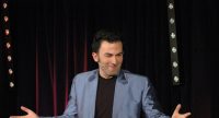 Fatih Cevikkollu gestikulierend auf der Bühne, Quelle: DTF