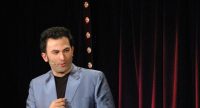 Fatih Cevikkollu gestikulierend auf der Bühne, Quelle: DTF