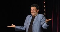 Fatih Cevikkollu gestikulierend auf der Bühne, Quelle: DTF