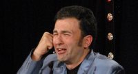 Fatih Cevikkollu gestikulierend auf der Bühne, Quelle: DTF