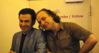 Fatih Cevikkollu und Mann lächeln in die Kamera, Quelle: DTF