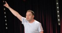 Serhat Dogan gestikulierend auf der Bühne, Quelle: DTF