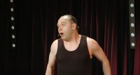 Serhat Dogan gestikulierend auf der Bühne, Quelle: DTF