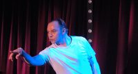 Serhat Dogan gestikulierend auf der Bühne, Quelle: DTF