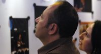 Mann und Frau vor Wand mit Fotos, Quelle: DTF