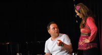 Serhat Dogan und Frau im pinken Oberteil sprechen miteinander, Quelle: DTF