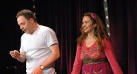 Serhat Dogan und Frau im pinken Oberteil sprechen miteinander, Quelle: DTF