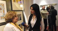 Reporterin stellt einer Frau mit gelbem Schal eine Frage, Quelle: DTF
