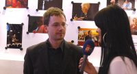 Reporterin stellt Kerim Arpad eine Frage, Quelle: DTF