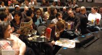 bequem sitzende Menschen im Publikum, Quelle: DTF
