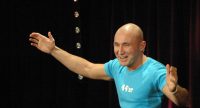 Murat Topal gestikulierend auf der Bühne, Quelle: DTF