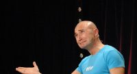 Murat Topal gestikulierend auf der Bühne, Quelle: DTF