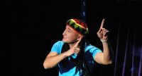 Murat Topal gestikulierend auf der Bühne, Quelle: DTF
