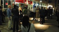 Menschen stehen Schlange vor Eingang des Renitenztheaters, Quelle: DTF