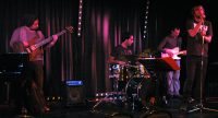 vierköpfige Band auf rot beleuchteter Bühne, Quelle: DTF