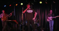 vierköpfige Band auf rot beleuchteter Bühne, Quelle: DTF