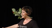 Frau im schwarzen T-Shirt gestikulierend auf der Bühne, Quelle: DTF