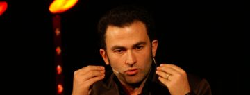 Fatih Cevikkollu gestikulierend auf der Bühne