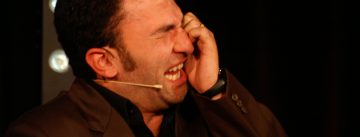 Fatih Cevikkollu gestikulierend auf der Bühne