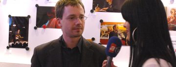 Reporterin stellt Kerim Arpad eine Frage