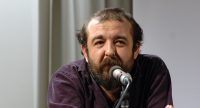 Murat Uyurkulak spricht gestikulierend ins Mikrofon, Quelle: DTF